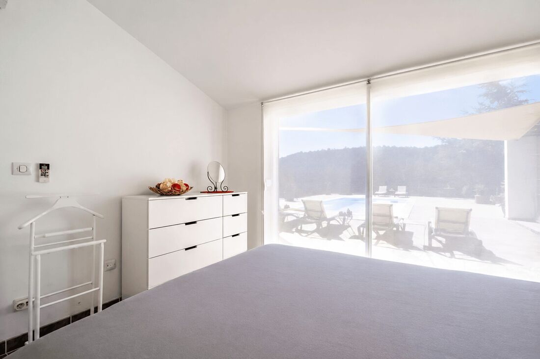 Bedroom with calm, natural tones