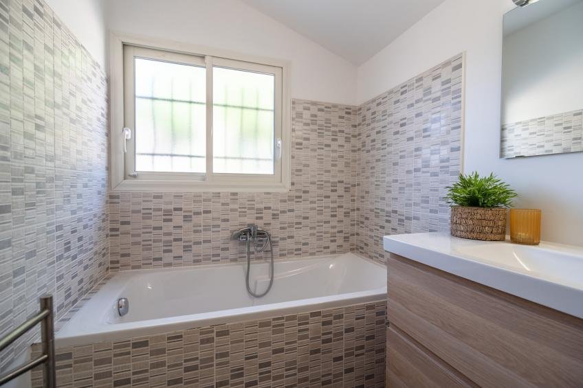 Bathroom with natural stone details